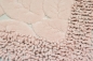 Preview: Badematten Set 2-teilig - waschbar - Blätterdesign in rosa