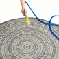 Preview: Runder Indoor- & Outdoorteppich im Mandala-Design – Grau und Creme, vielseitig einsetzbar