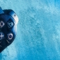 Preview: Fesselnder Gaming-Teppich mit lebendigen Neon-Farben und ikonischen Symbolen auf schwarzem Hintergrund