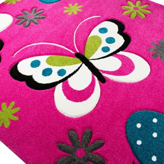 Bunter Kinderzimmerteppich mit Schmetterlingen in pink