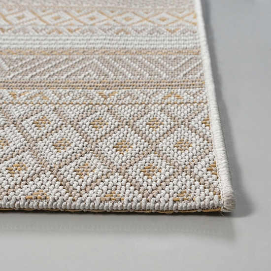 Moderner In- & Outdoorteppich – Ethno-Design mit geometrischem Muster in Beige-Gelb