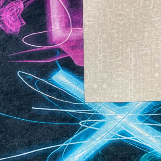 Gaming-Teppich mit lebendigen Neon-Farben und ikonischen Symbolen
