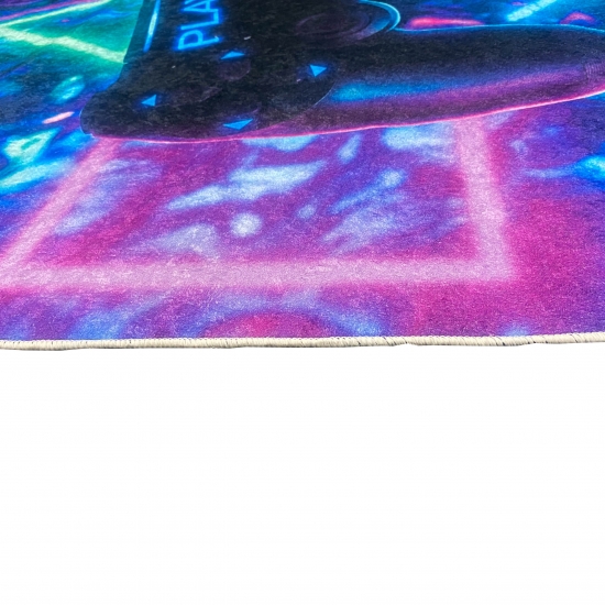 Auffälliger Gaming-Teppich mit lebendig-bunten neon-farbigen Symbolen und schwebendem Controller