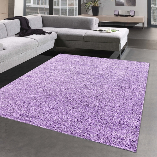 Modernes Wohndesign in Flieder:  Luxuriöser Hochflor-Teppich