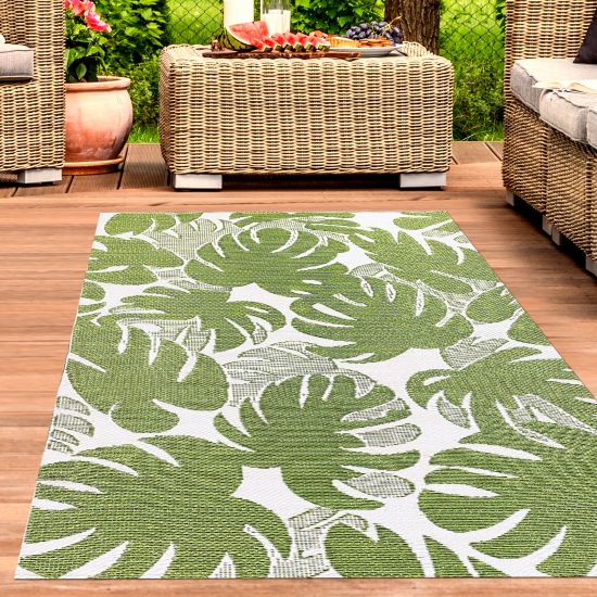 Exotischer Outdoor-Teppich mit tropischen Blättern in grün