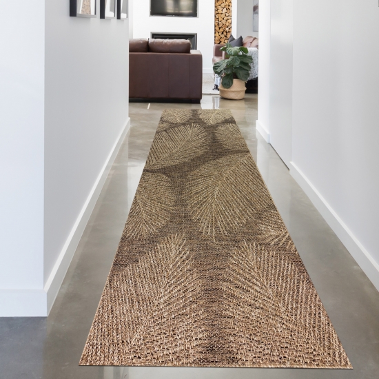 Stilvoller In- und Outdoorteppich im tropischen Blättermuster in Beige Braun