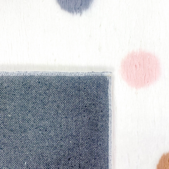 Teppich weich bunten Punkte für das Kinderzimmer in creme