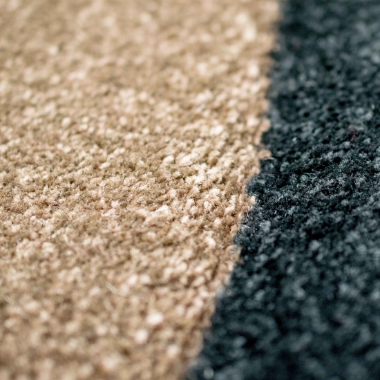 Schöner Teppich mit gewölbten Linien in schwarz& braun