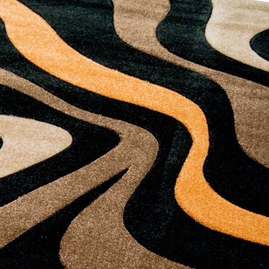 Schöner Teppich mit gewölbten Linien in schwarz& braun