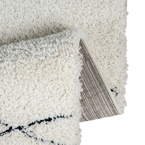 Nordisches Flair: Zeitloser Teppich mit elegantem Rautenmuster in Weiß und Schwarz für stilvolles Wohnambiente