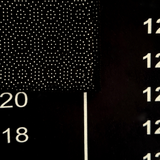 Schwarze Dartmatte mit weiß grauen Abwurflinien