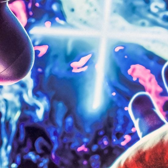 Auffälliger Gaming-Teppich mit lebendig-bunten neon-farbigen Symbolen und schwebendem Controller