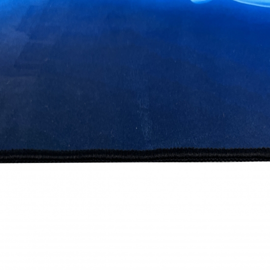 Fesselnder Gaming-Teppich mit lebendigen Neon-Farben und ikonischen Symbolen auf schwarzem Hintergrund