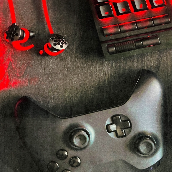 Epischer bedruckter Gaming-Teppich mit Konsole und Joysticks in elegantem Schwarz und leuchtendem Rot