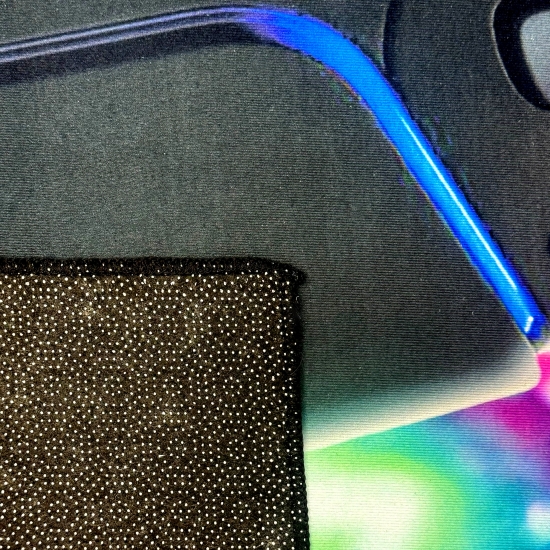 Auffälliger Gaming-Teppich mit lebendig-bunten neon-farbigen Symbolen und schwebendem Controller