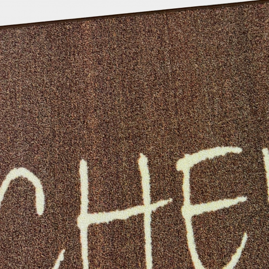 Moderner Küchenteppich mit Schriftmotiv und warmer Farbwirkung Braun