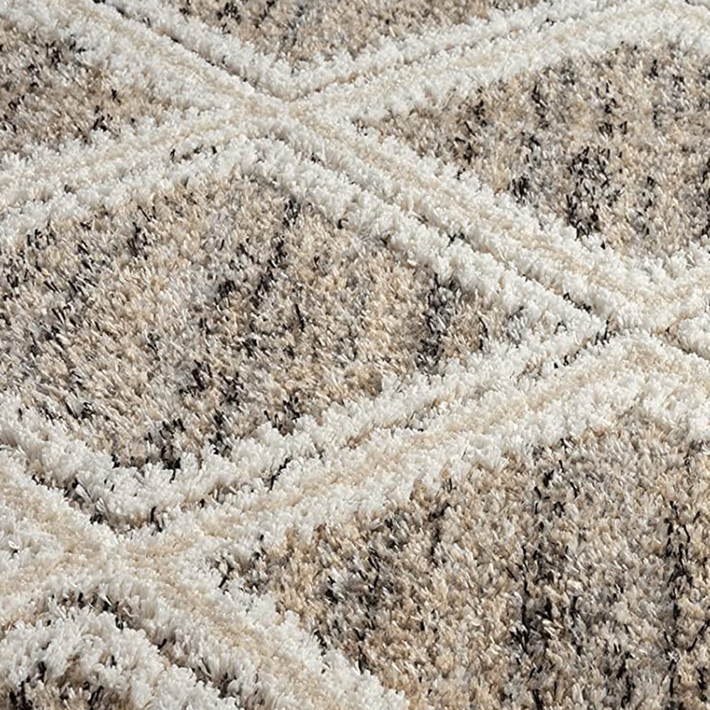 Orientalischer Teppich mit schönem Rautenmuster in creme