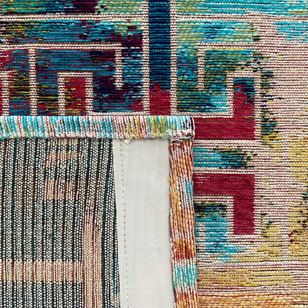 Faszinierender Teppich mit abstraktem Muster in bunt