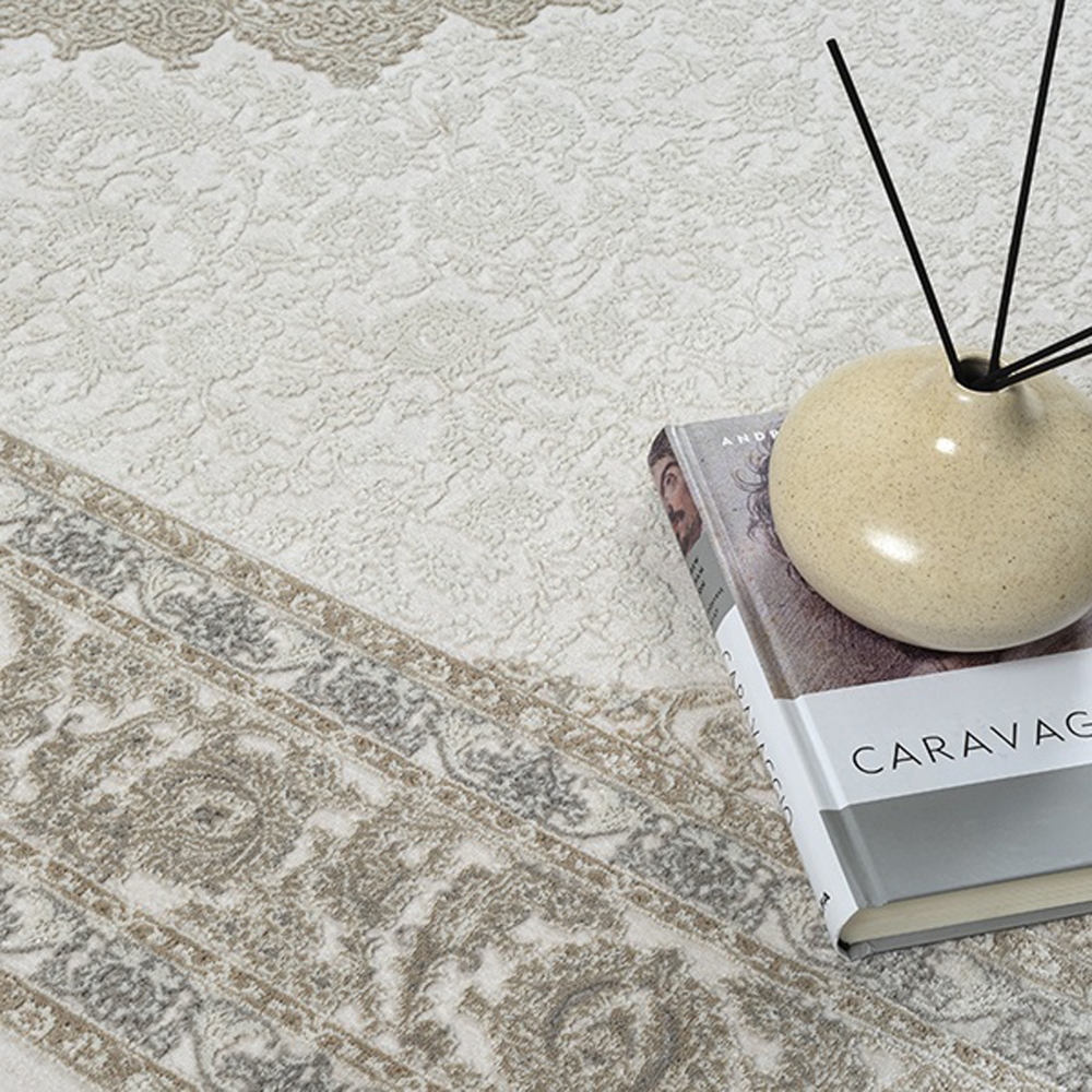 Zeitloser Teppich Schlafzimmer mit traditionellem Design in Beige Creme