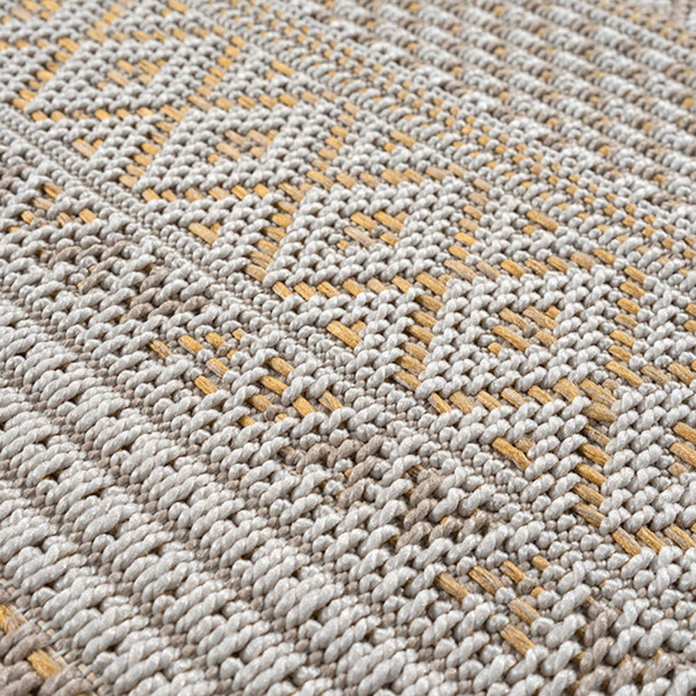 Moderner In- & Outdoorteppich – Ethno-Design mit geometrischem Muster in Beige-Gelb