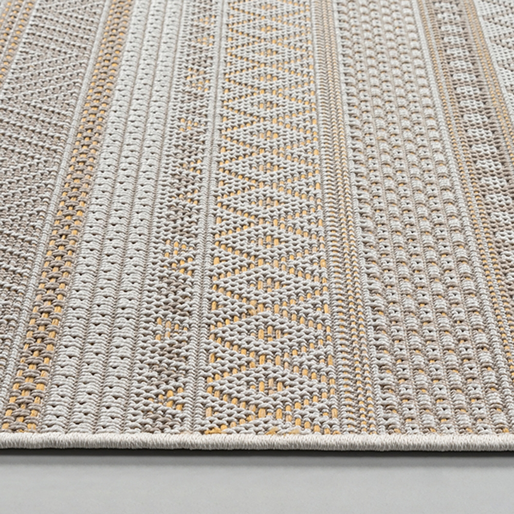 Moderner In- & Outdoorteppich – Ethno-Design mit geometrischem Muster in Beige-Gelb