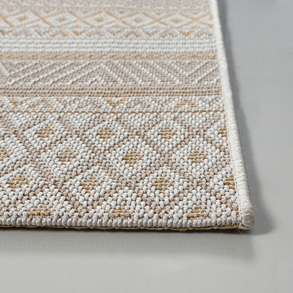 Moderner In- & Outdoorteppich – Ethno-Design mit geometrischem Muster in Beige-Gelb