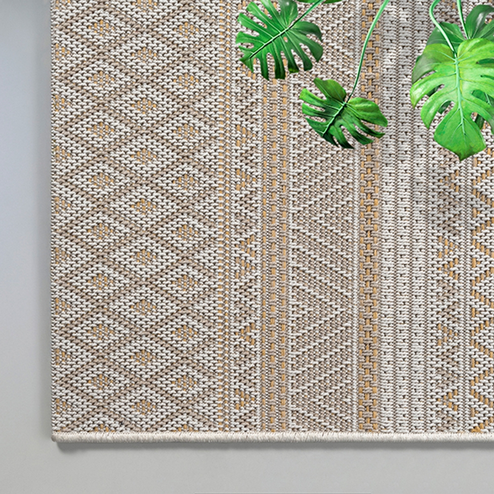 Moderner In- & Outdoorteppich – Ethno-Design mit geometrischem Muster in Beige-Gelb
