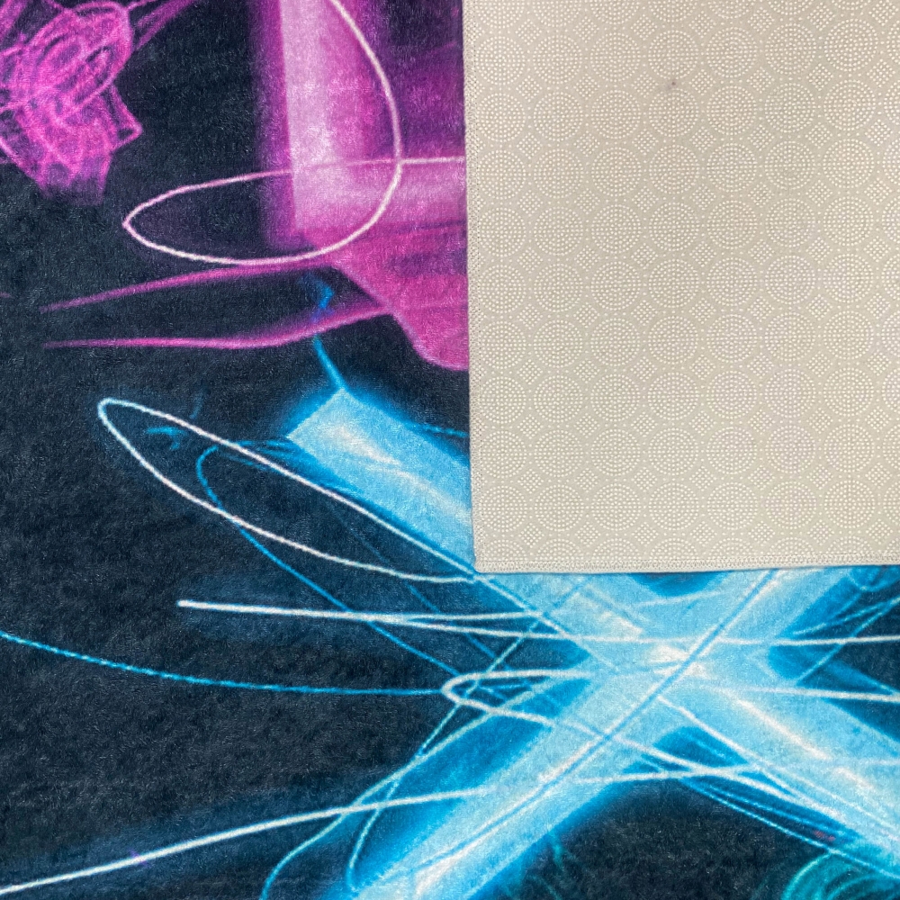 Gaming-Teppich mit lebendigen Neon-Farben und ikonischen Symbolen