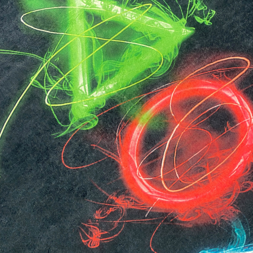 Gaming-Teppich mit lebendigen Neon-Farben und ikonischen Symbolen