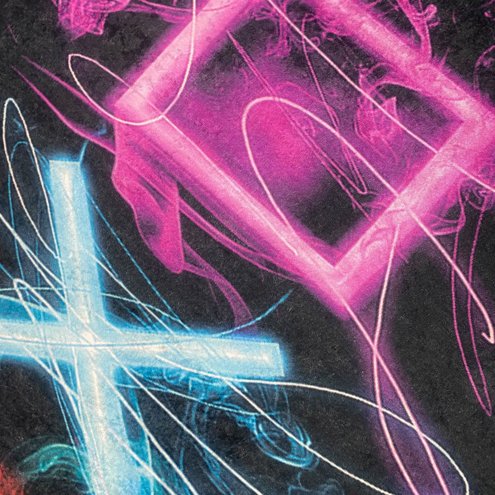 Gaming-Teppich mit lebendigen Neon-Farben und ikonischen Symbolen