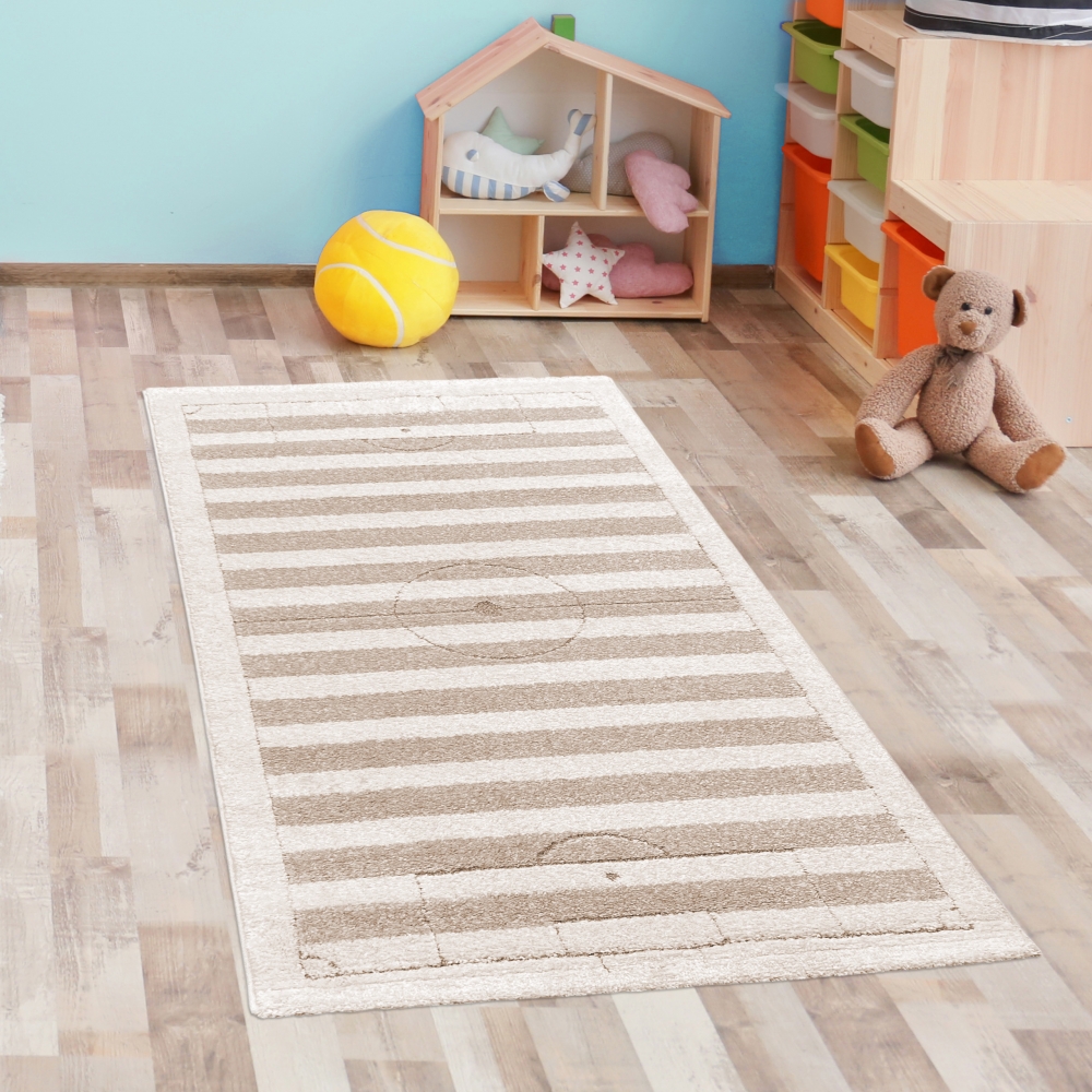 Spielerischer Kinderteppich weich robust gestreiftes Fussballfeld in creme beige
