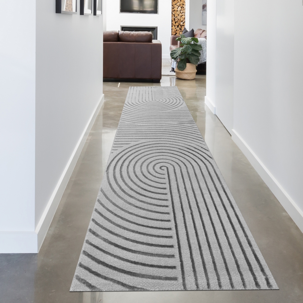 Grauer Teppich mit gebogenen Linien und glänzenden Fäden