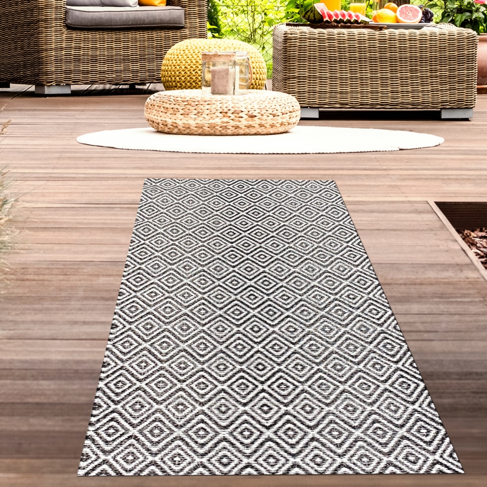 Stilvoller Outdoor-Teppich mit klassischem Rautenmuster in schwarz