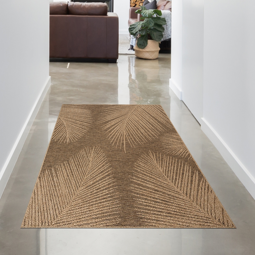 Stilvoller In- und Outdoorteppich im tropischen Blättermuster in Beige Braun