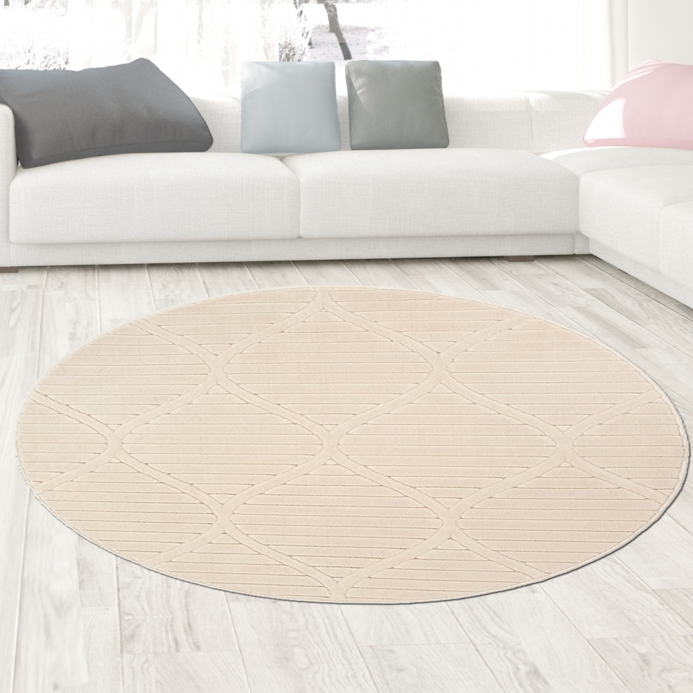 Weicher Wohnzimmerteppich mit niedrigflor und marokkanischem Muster in Beige