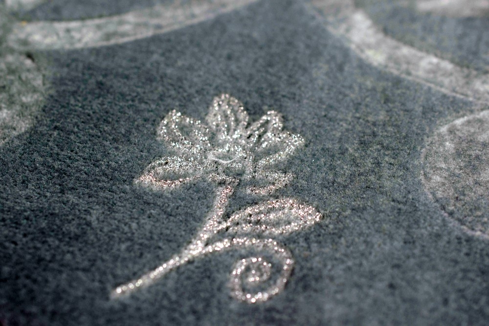 Tagesdecke Bettüberwurf Decke mit Ornamenten in grau silber