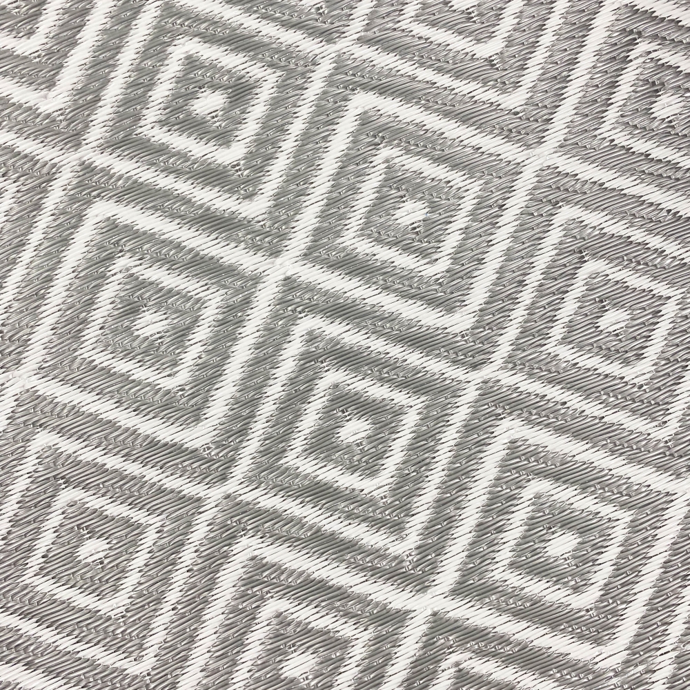 Stilvoller Outdoor-Teppich mit klassischem Rautenmuster in grau
