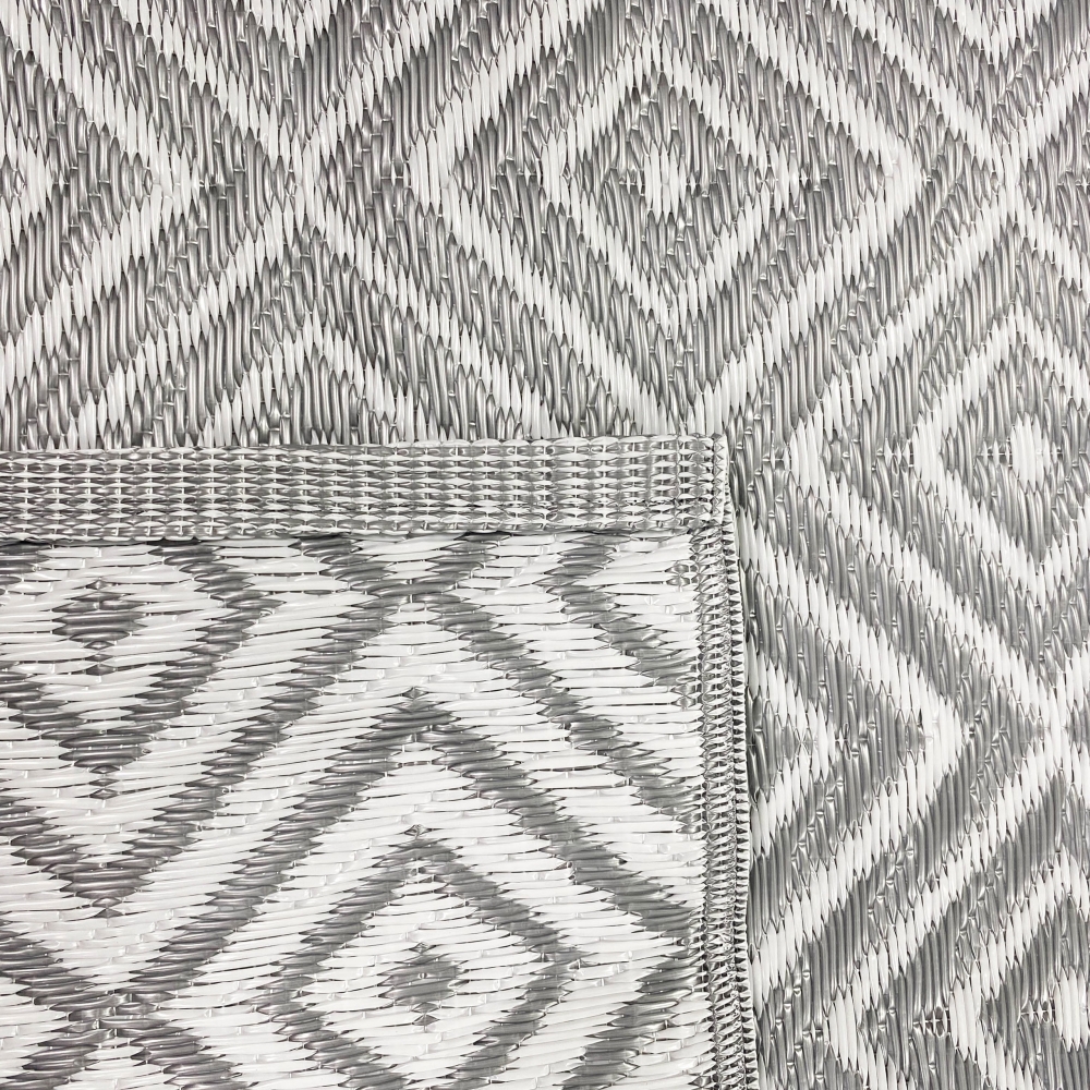 Stilvoller Outdoor-Teppich mit klassischem Rautenmuster in grau