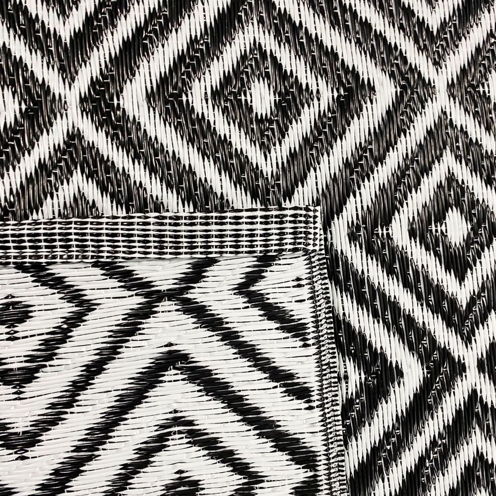 Stilvoller Outdoor-Teppich mit klassischem Rautenmuster in schwarz