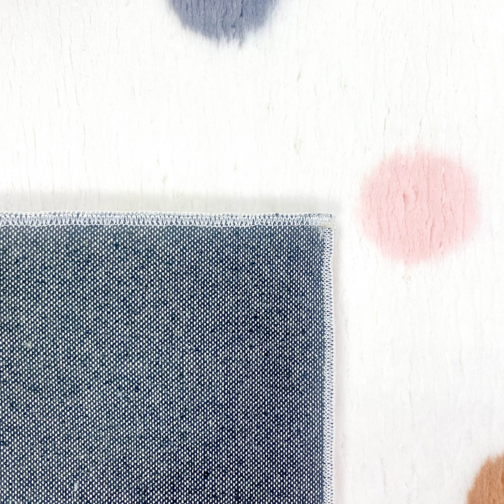 Teppich weich bunten Punkte für das Kinderzimmer in creme