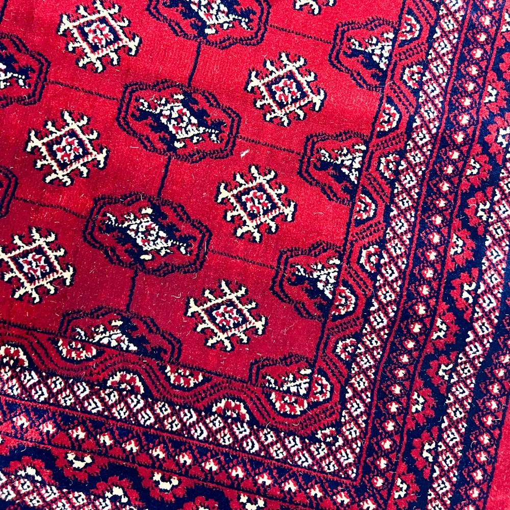 Roter Orientalischer Teppich mit schönen Verzierungen
