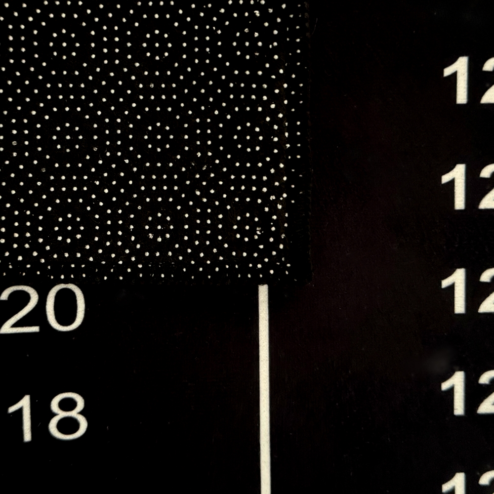 Schwarze Dartmatte mit weiß grauen Abwurflinien