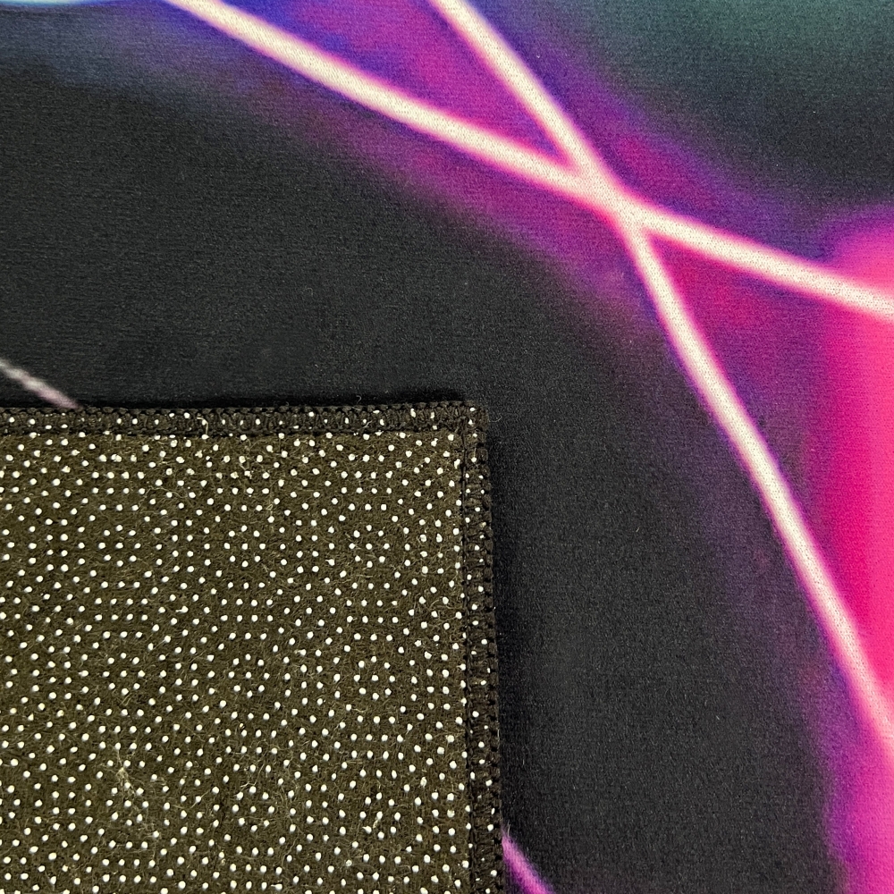 Gaming-Teppich mit lebendigen Neon-Farben und ikonischen Symbolen