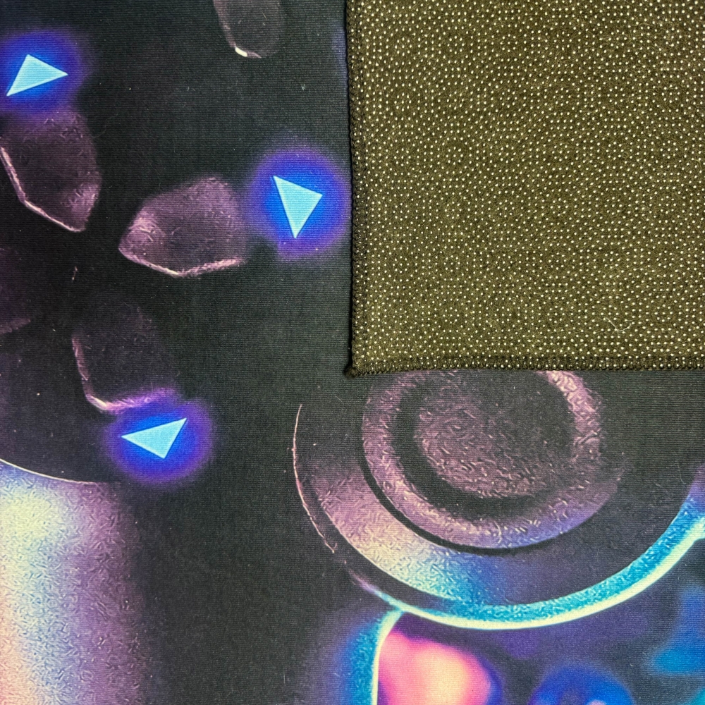 Auffälliger Gaming-Teppich mit lebendig-bunten neon-farbigen Symbolen und schwebendem Controller