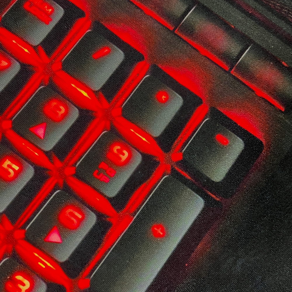 Epischer bedruckter Gaming-Teppich mit Konsole und Joysticks in elegantem Schwarz und leuchtendem Rot