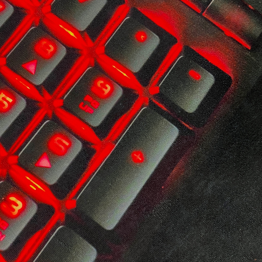 Epischer bedruckter Gaming-Teppich mit Konsole und Joysticks in elegantem Schwarz und leuchtendem Rot