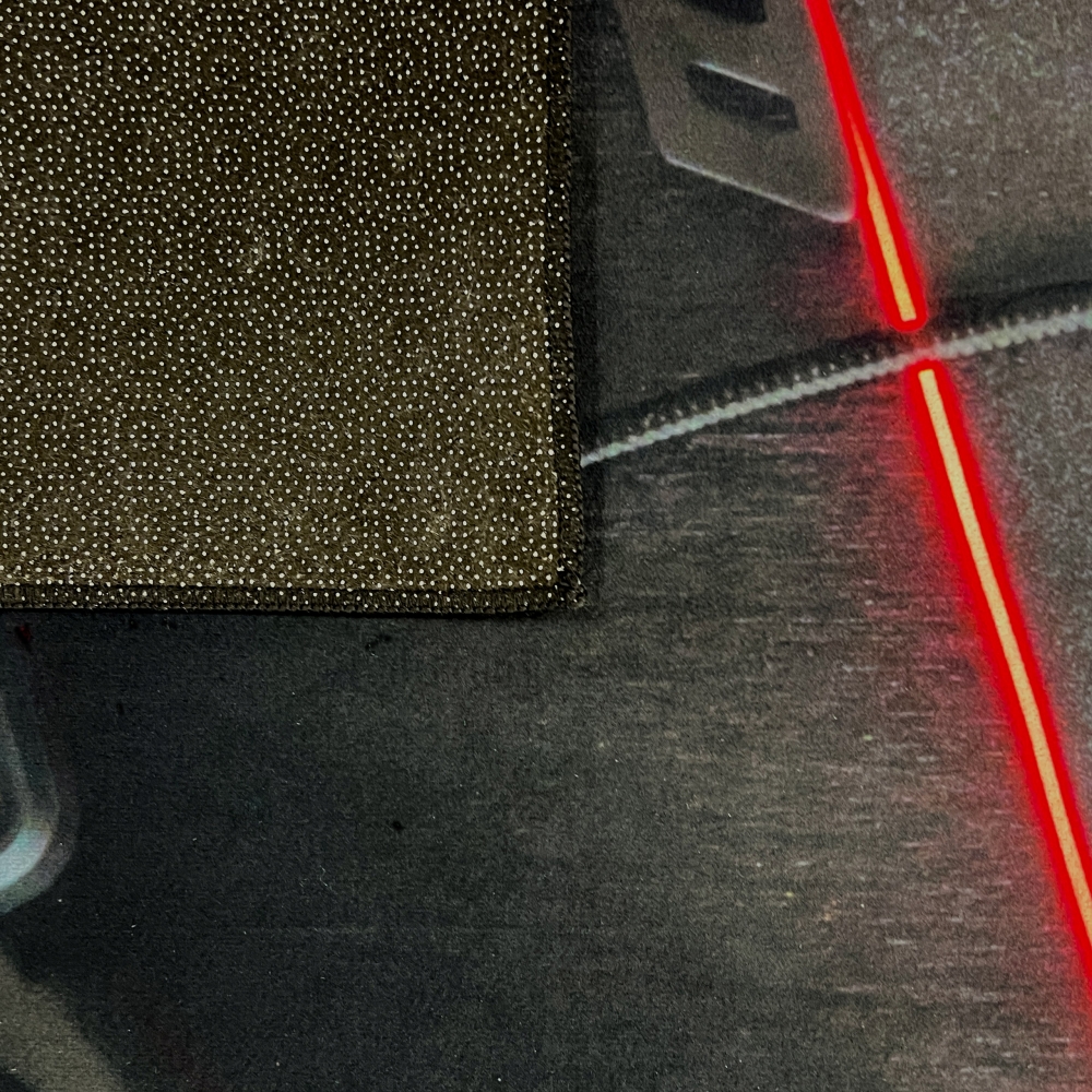 Epischer bedruckter Gaming-Teppich mit Konsole und Joysticks in elegantem Schwarz und leuchtendem Rot