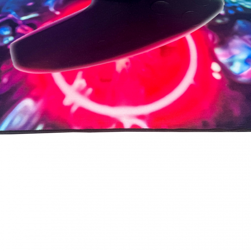 Auffälliger Gaming-Teppich mit lebendig-bunten neon-farbigen Symbolen und schwebendem Controller