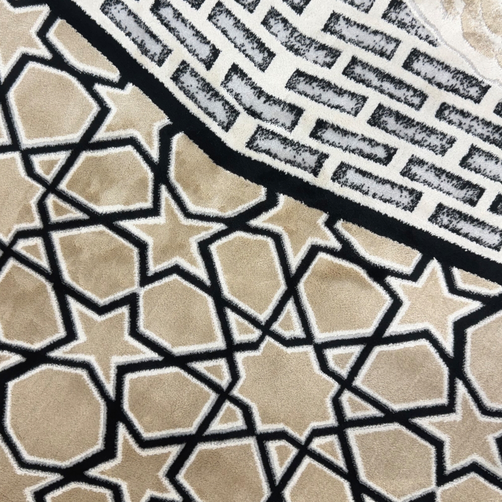 Moderner Gebetsteppich mit Kaaba-Motiv und geometrischem Design