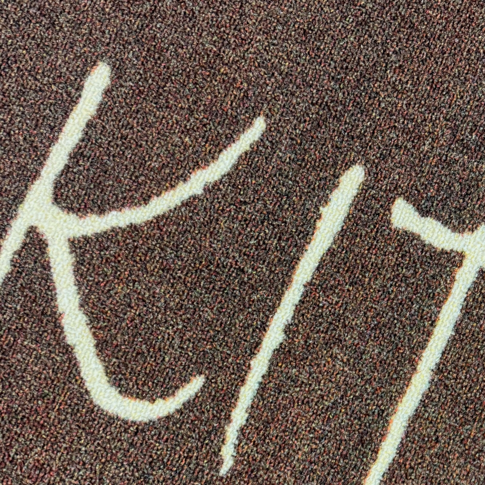 Moderner Küchenteppich mit Schriftmotiv und warmer Farbwirkung Braun